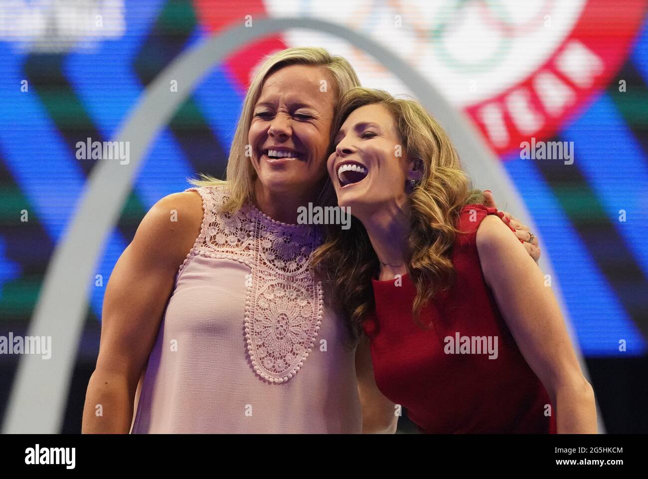 St. Louis, États-Unis. 28 juin 2021. Les anciens membres de la gymnaste olympique de l'équipe 1996 Amanda Borden (L) et Shannon Miller embrassent lorsqu'ils sont présentés au cours du deuxième jour des épreuves de gymnastique olympique des États-Unis pour femmes au Dome du America's Centre à St. Louis, le 27 juin 2021. Photo par Bill Greenblatt/UPI crédit: UPI/Alay Live News Banque D'Images