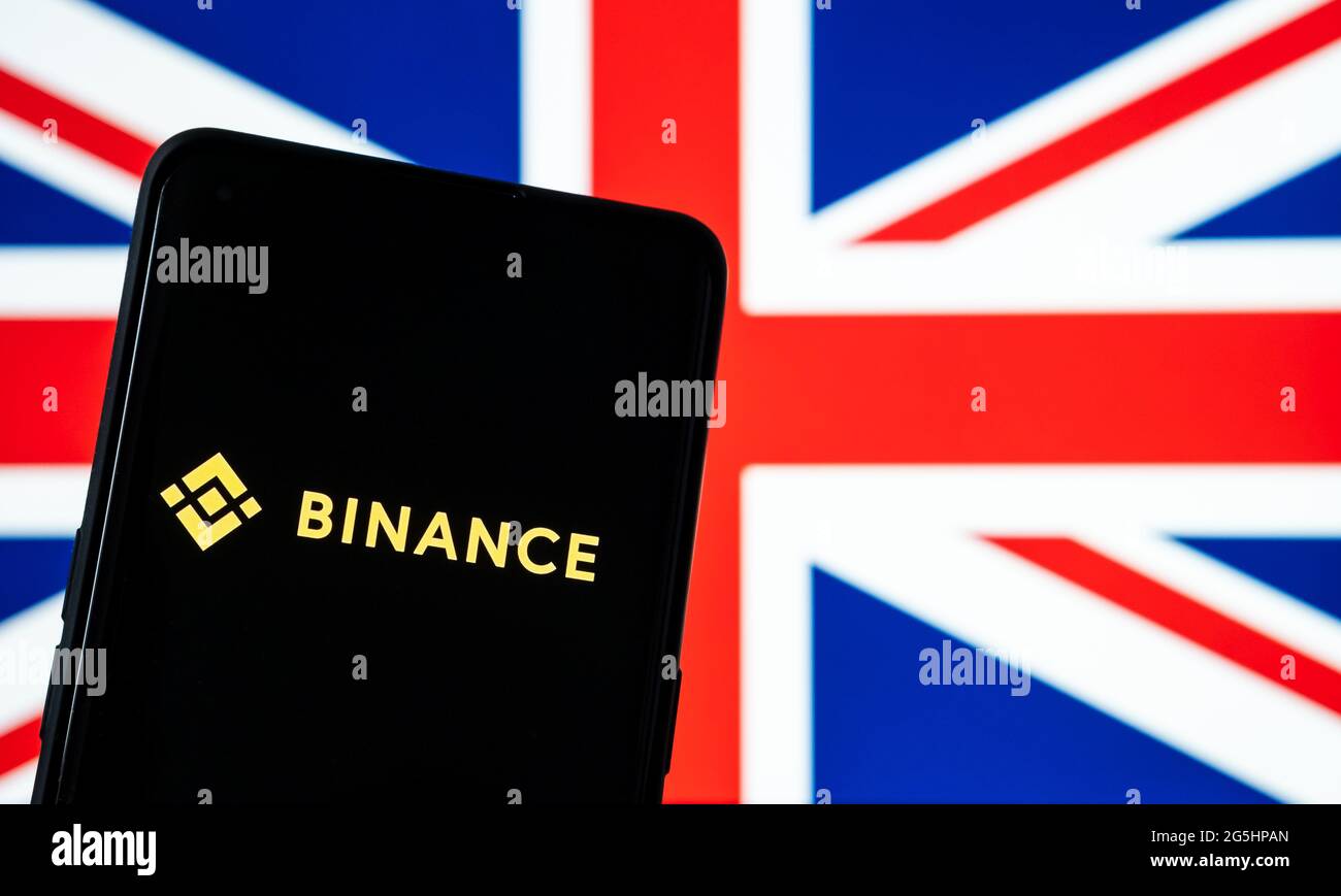 Logo Binance visible sur le smartphone et drapeau britannique flou sur l'arrière-plan. Concept. Stafford, Royaume-Uni, 28 juin 2021. Banque D'Images