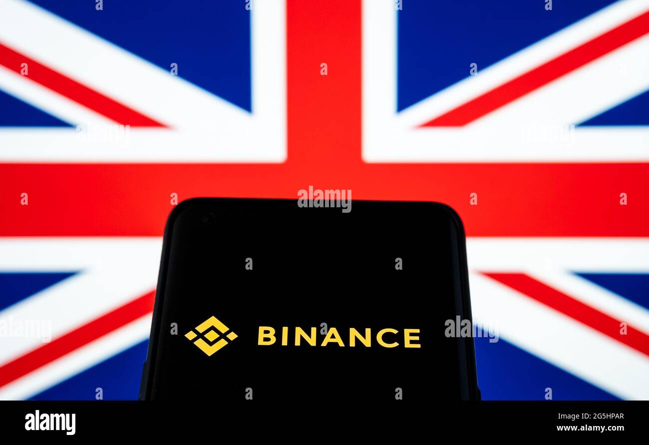 Logo Binance visible sur le smartphone et drapeau britannique flou sur l'arrière-plan. Concept. Stafford, Royaume-Uni, 28 juin 2021. Banque D'Images