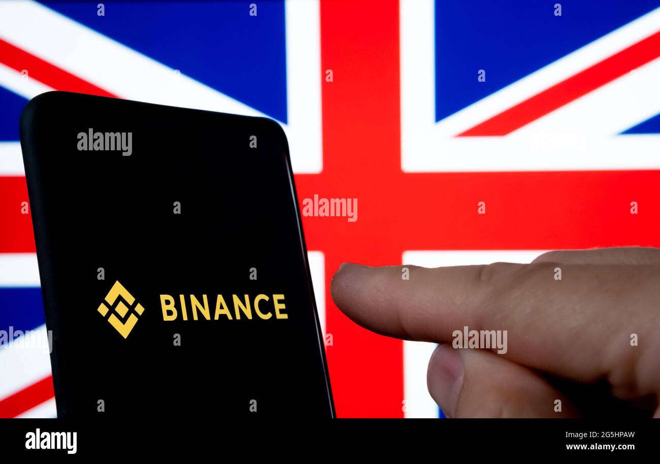 Logo Binance visible sur le smartphone et drapeau britannique flou sur l'arrière-plan. Concept. Stafford, Royaume-Uni, 28 juin 2021. Banque D'Images