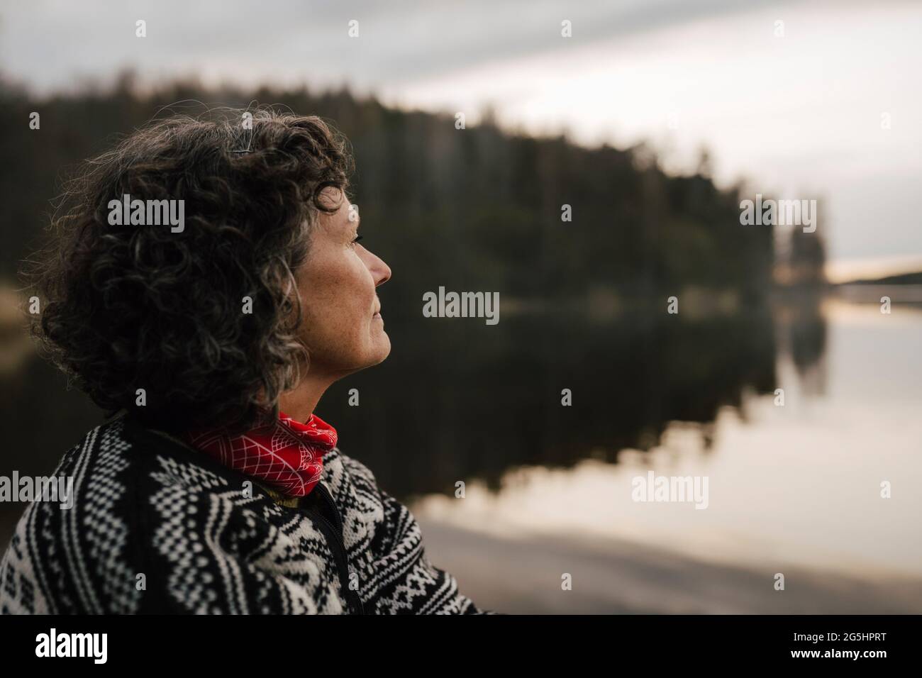 Une femme adulte explorant le lac en randonnée pendant les vacances Banque D'Images