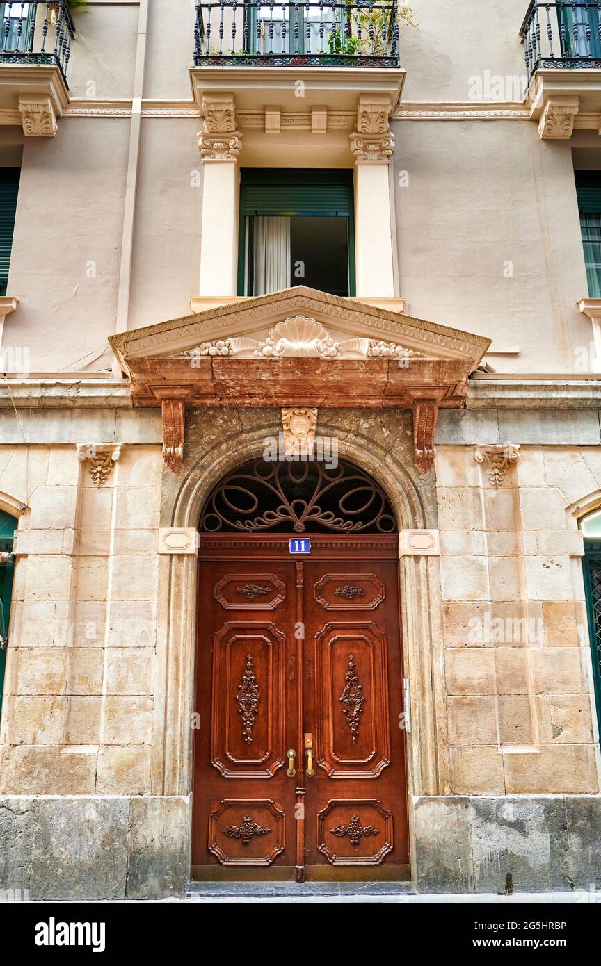 Détail de la façade et porte en bois de la vieille ville, Bilbao, Bizkaia, pays Basque, Euskadi, Euskal Herria, Espagne, Europe Banque D'Images