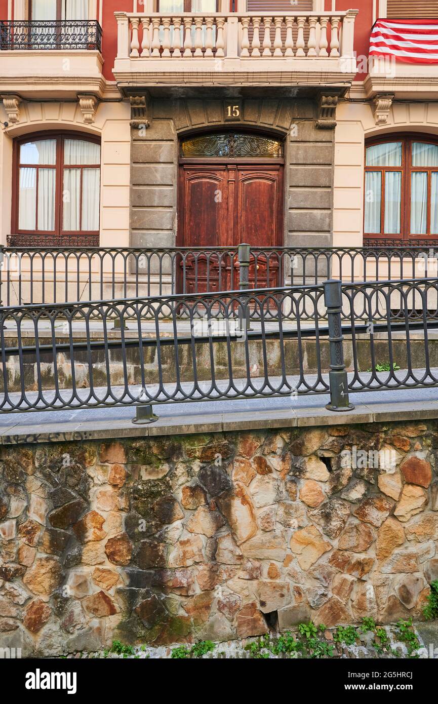 Détail de la façade à Calzadas de Mallona (chaussée de Mallona), Bilbao, Gascogne, pays Basque, Euskadi, Euskal Herria, Espagne, Europe. Banque D'Images