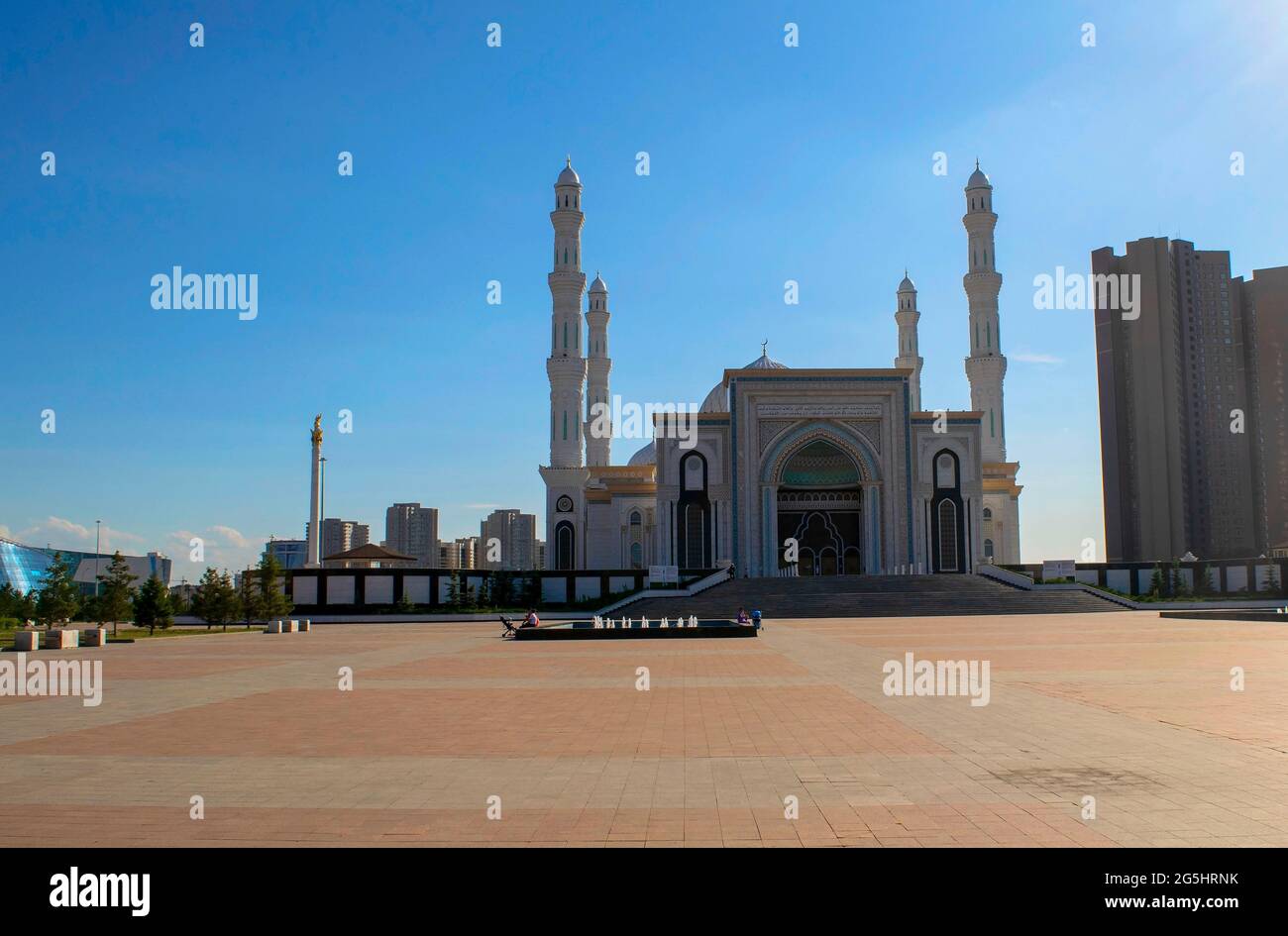 Nur-Sultan - Kazakhstan: 10 juin 2021: Mosquée Hazret Sultan pendant une journée sur le fond bleu clair du ciel, heure d'été Banque D'Images