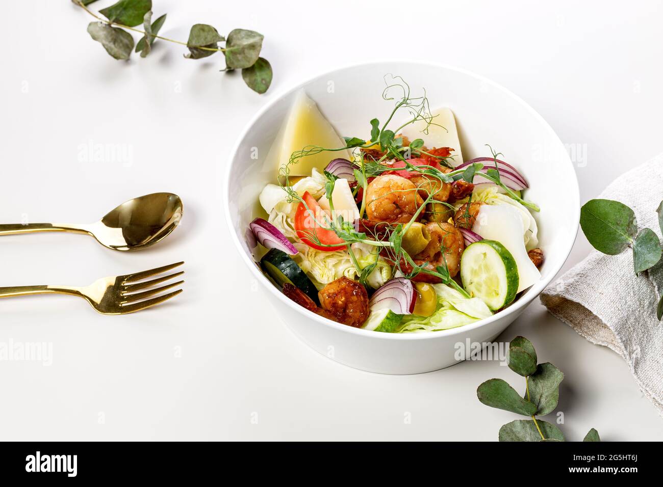 Salade estivale appétissante avec légumes frais, crevettes frites, fromage et herbes. Légumes de saison, fruits de mer et fromage de chèvre. Méditerranée saine FO Banque D'Images