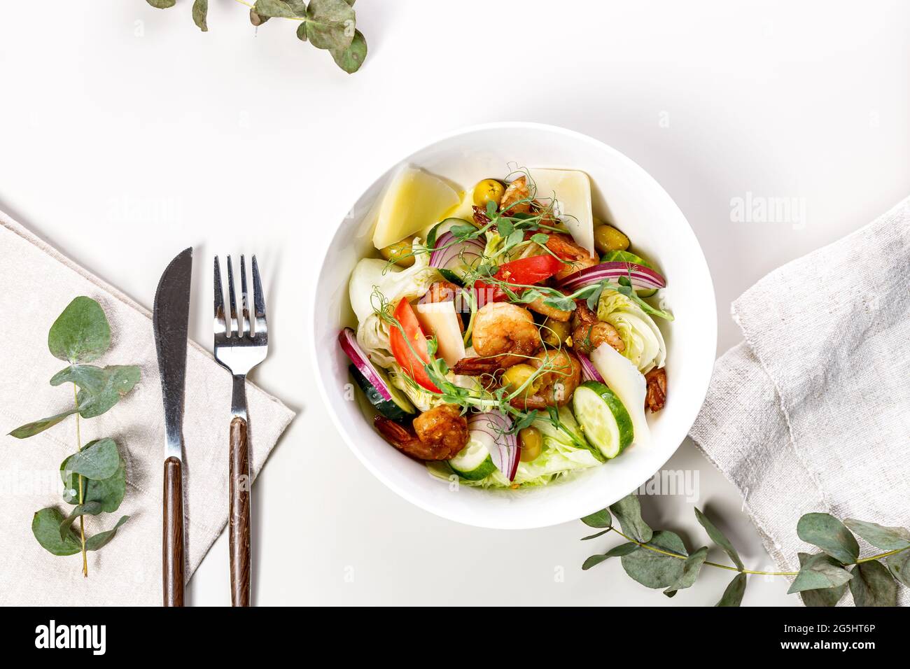 Vue de dessus salade d'été avec légumes frais, crevettes frites, fromage et herbes. Légumes de saison, fruits de mer et fromage de chèvre. Un Mediter santé appétissant Banque D'Images