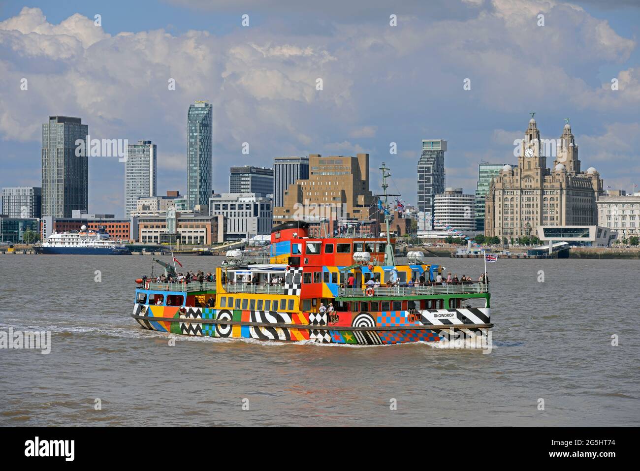 Mersey Ferry SNOWDROP à Dazzle, à l'approche du terminal WOODSIDE et des célèbres Three Graces au bord de l'eau de Liverpool, à River Mersey, en Angleterre Banque D'Images