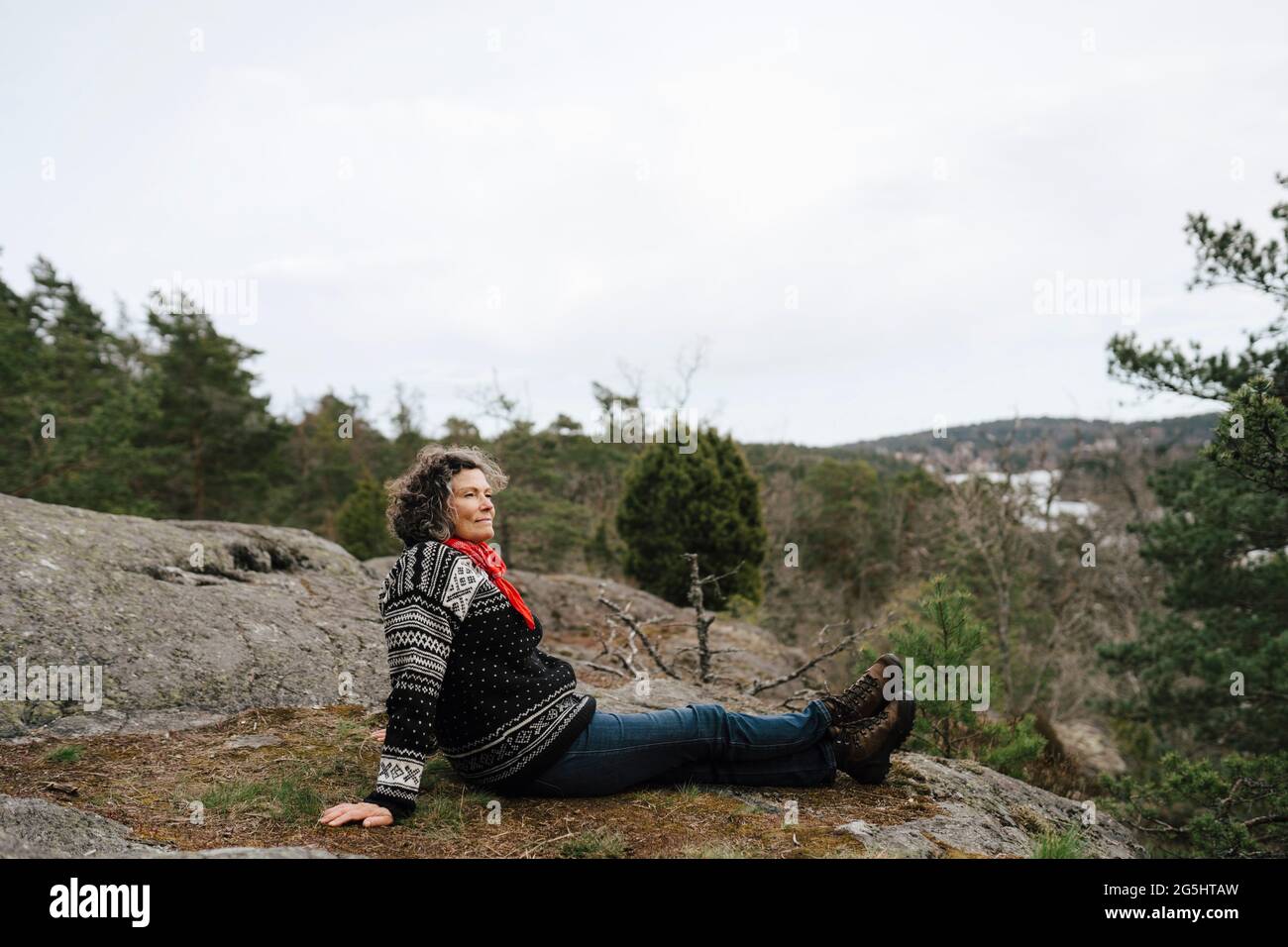 Femme mature qui passe du temps libre dans la forêt Banque D'Images