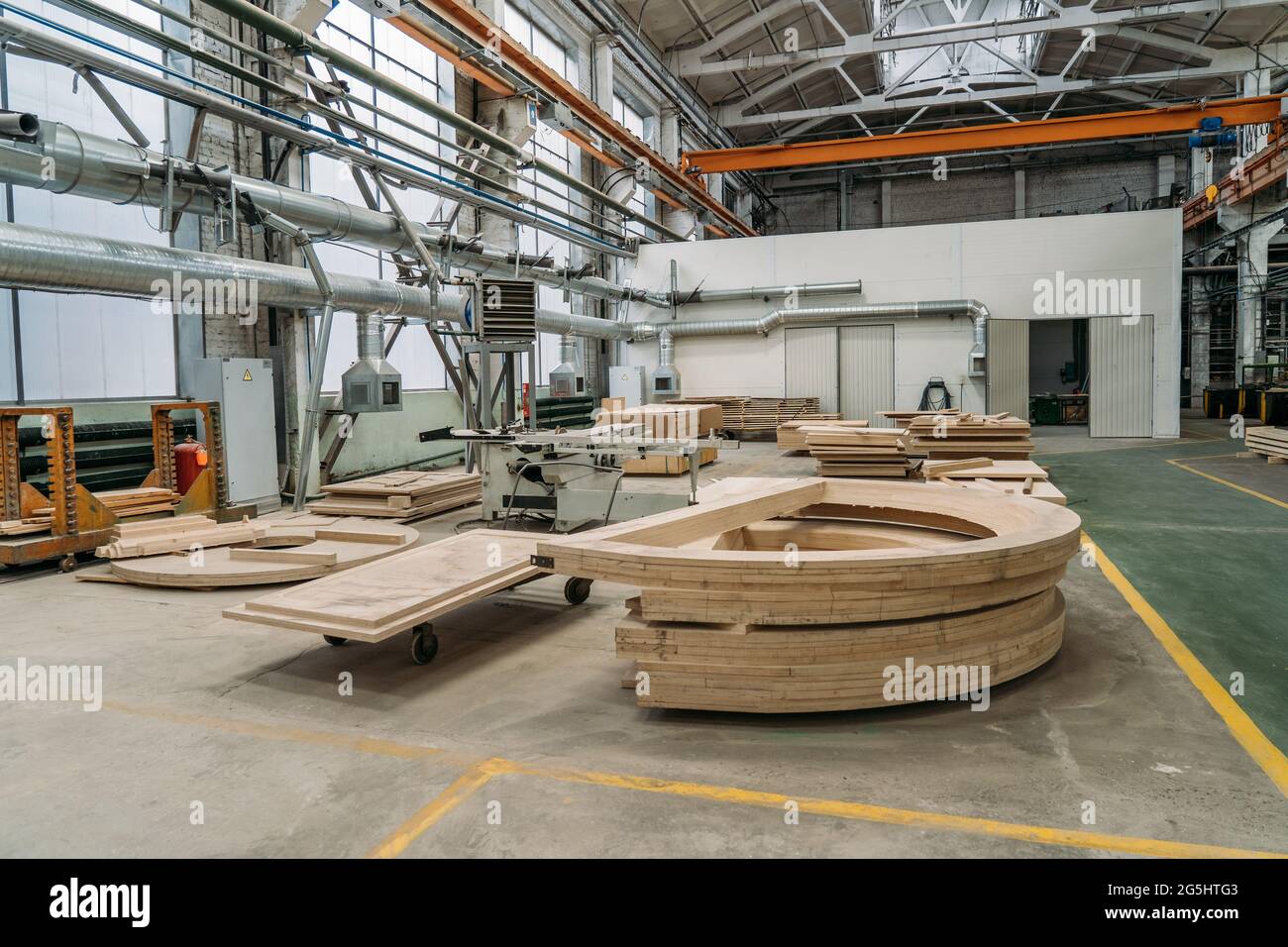 Ébauches en bois pour la création de moules de moulage dans l'atelier de travail du bois de l'usine industrielle. Banque D'Images