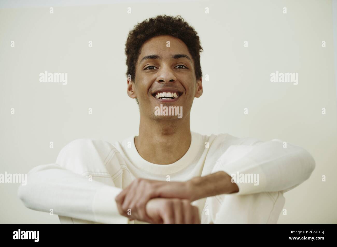 Portrait d'un jeune homme joyeux sur fond blanc Banque D'Images