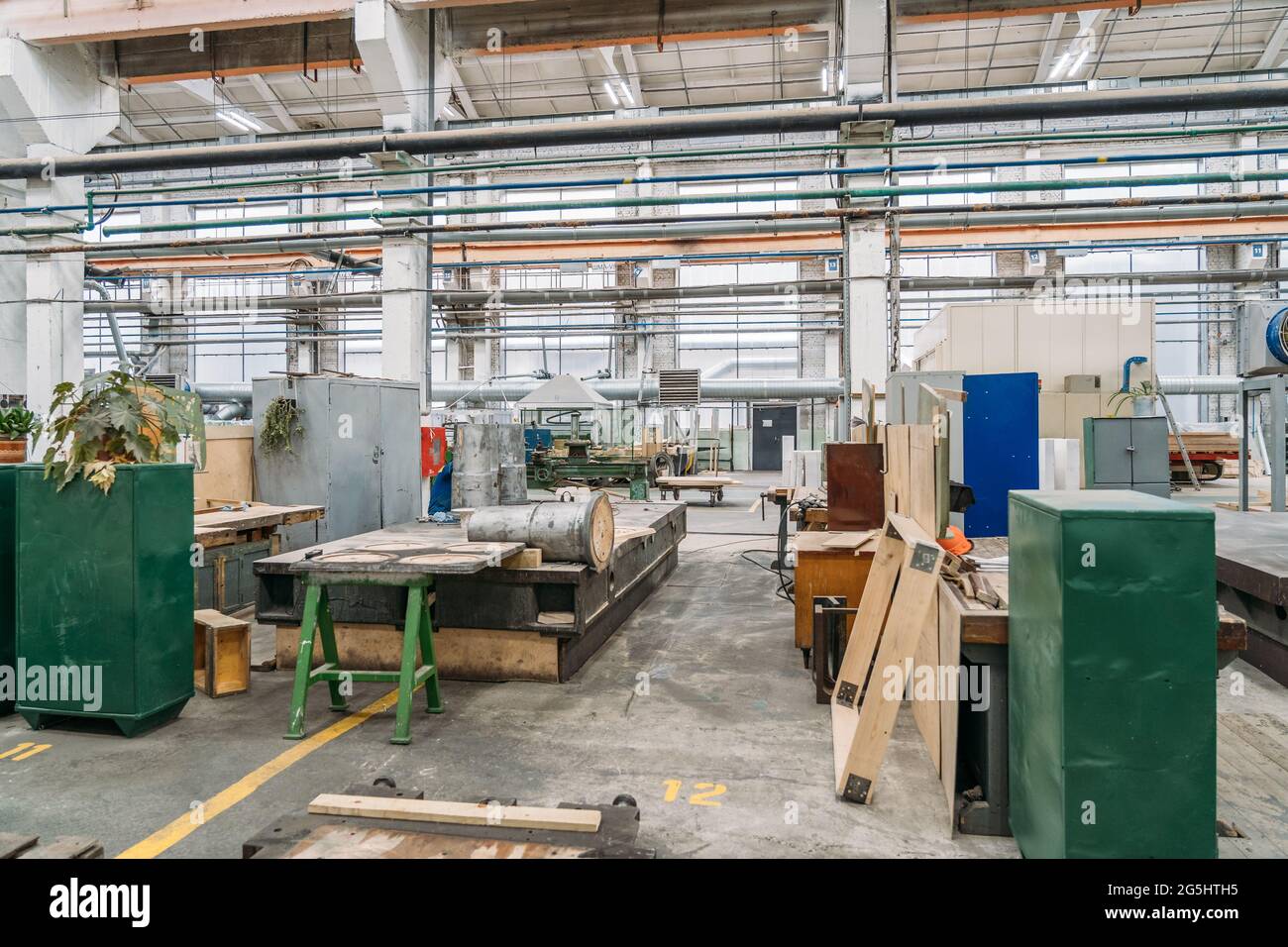 Atelier de travail du bois en usine, production industrielle de produits du bois. Banque D'Images