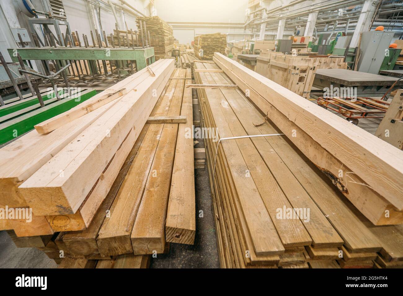 Gros plan sur des paquets de différentes poutres en bois dans un atelier de travail du bois. Banque D'Images