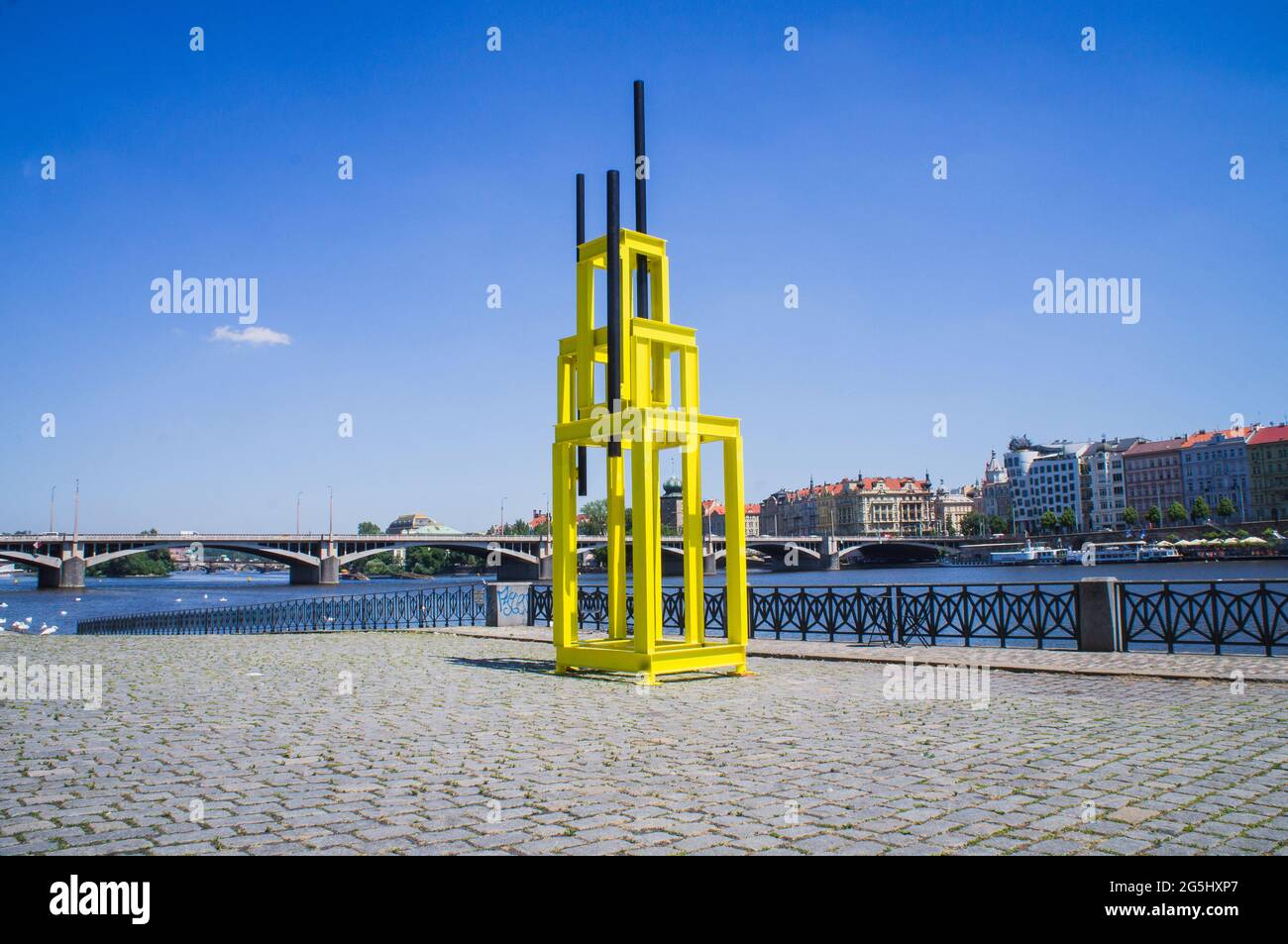 La sculpture 'Tour pour Jan Palach' par le sculpteur Vaclav Fiala au remblai de Smichov de la Vltava dans l'exposition en plein air Sculpture Line Fest Banque D'Images