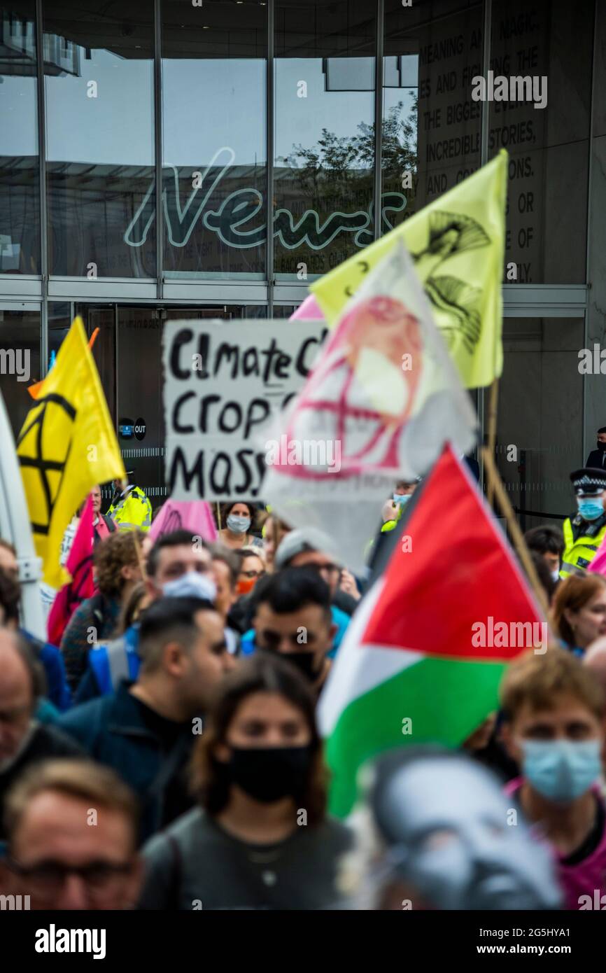Londres, Royaume-Uni. 27 juin 2021. La marche arrive aux bureaux de News International (The Times et Sun) Au London Bridge - extinction rébellion proteste pour libérer la presse de ce qu'ils croient être les "propriétaires milliardaires corrompus de la presse qui profitent de la division et ne parvient toujours pas à dire la vérité sur le climat et la crise écologique". Crédit : Guy Bell/Alay Live News Banque D'Images