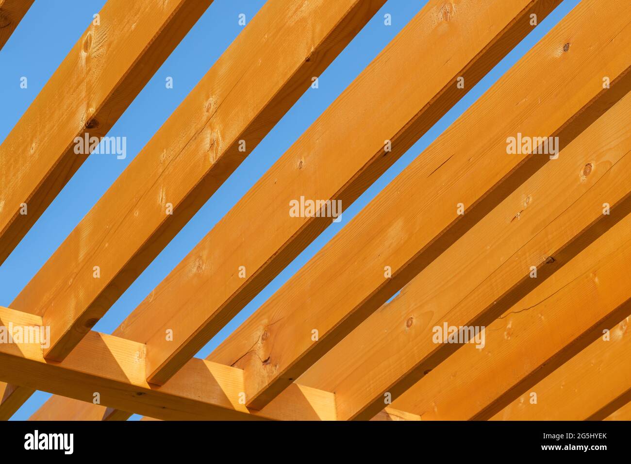 Construction de treillis de toit en bois en tant que toile de fond de l'architecture Banque D'Images