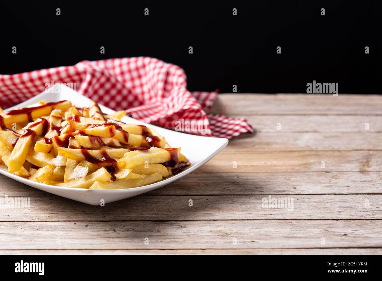 Poutine Canadien Traditionnel Sur Une Table En Bois Photo Stock Alamy