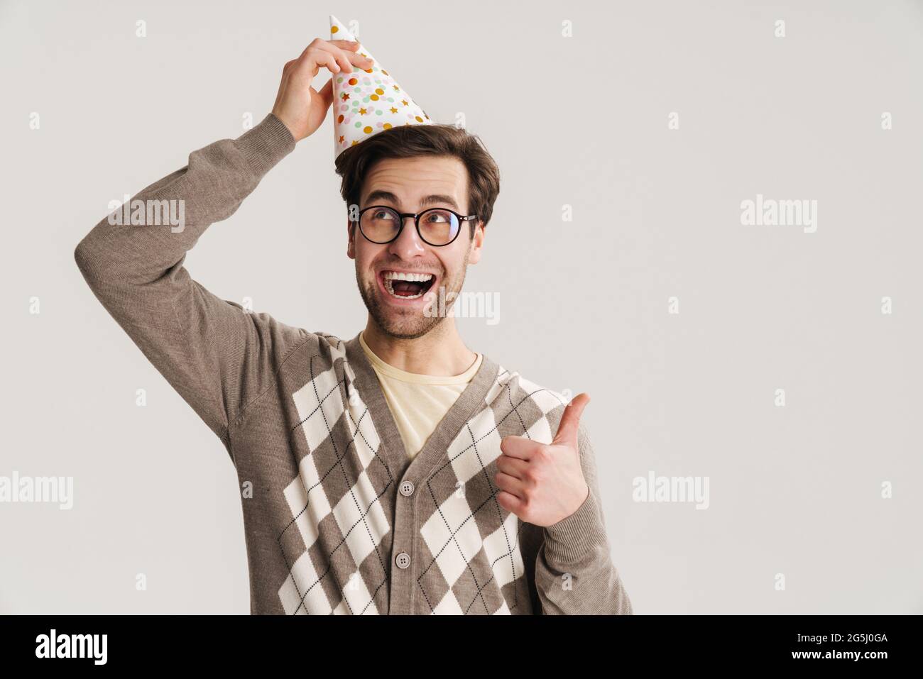 Joyeux Jeune Homme Geek Celebrant L Anniversaire Isole Sur Fond Gris Photo Stock Alamy