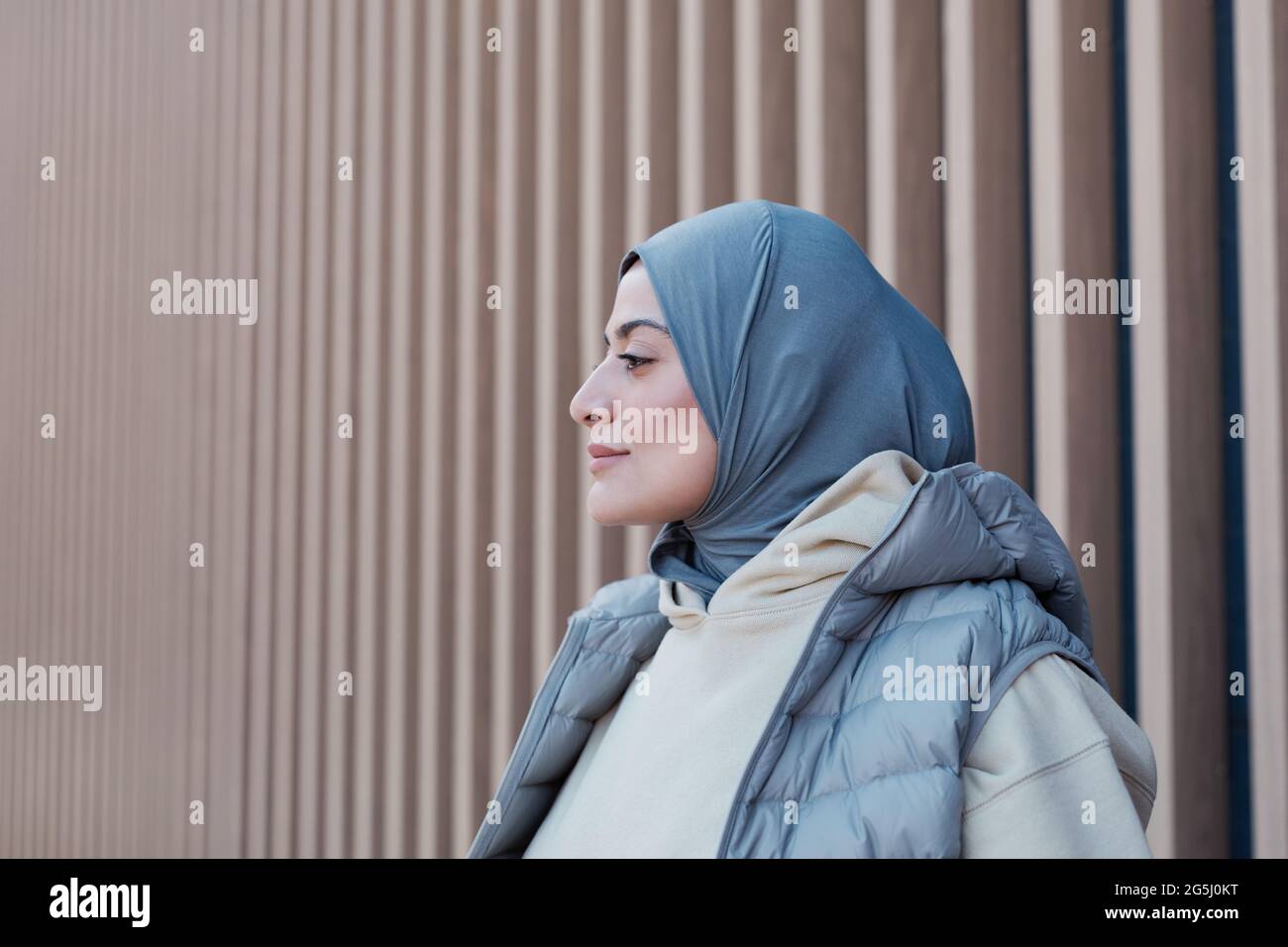 Portrait graphique de la femme moderne du Moyen-Orient portant un foulard à  l'extérieur, accent mis sur le profil fort, espace de copie Photo Stock -  Alamy