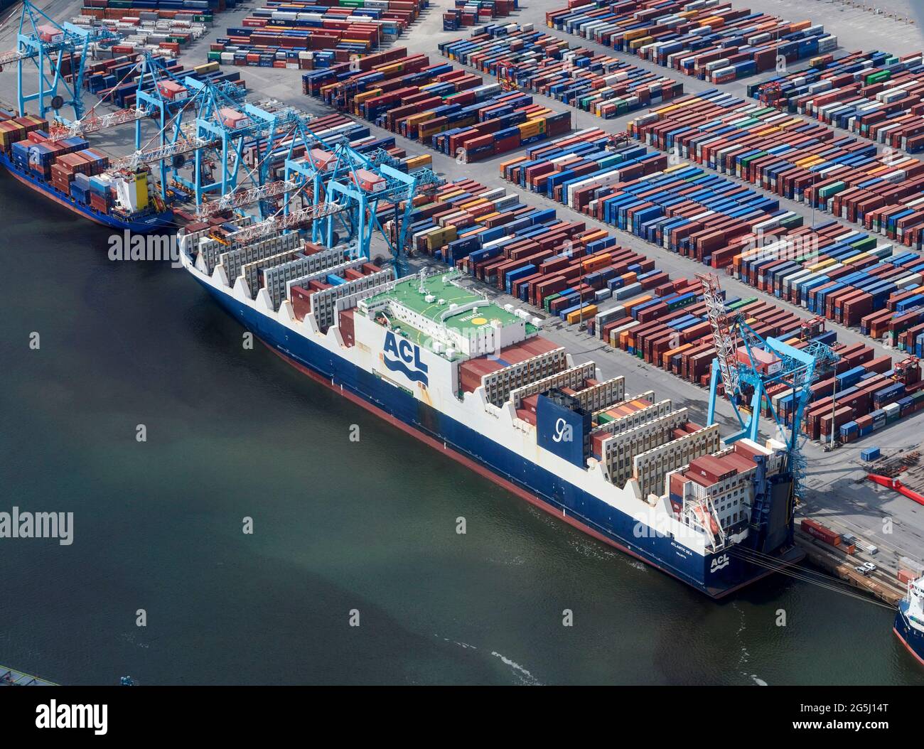 Conteneurs attendant d'être chargés sur des navires à Seaforth Docks, port de Liverpool sur la rivière Mersey, nord-ouest de l'Angleterre, Royaume-Uni Banque D'Images