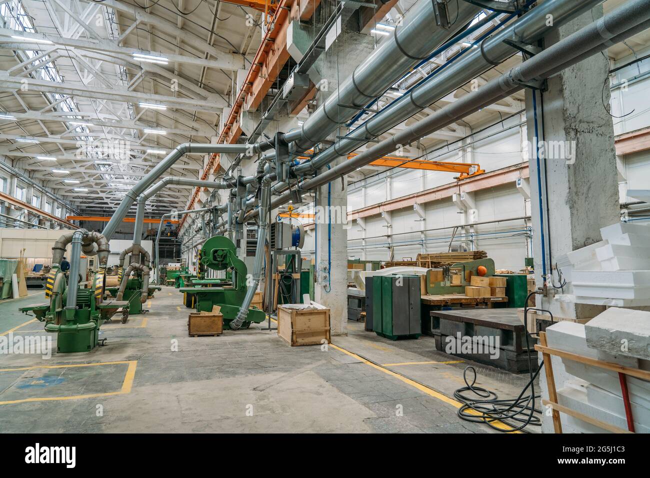 Machines industrielles pour la transformation du bois dans un atelier d'usine de fabrication de moules à bois. Banque D'Images