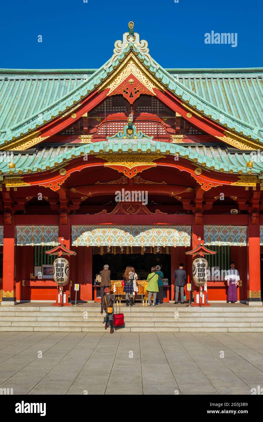 Spiritualité à Tokyo. Les Japonais prient au sanctuaire de Kanda à Tokyo Banque D'Images