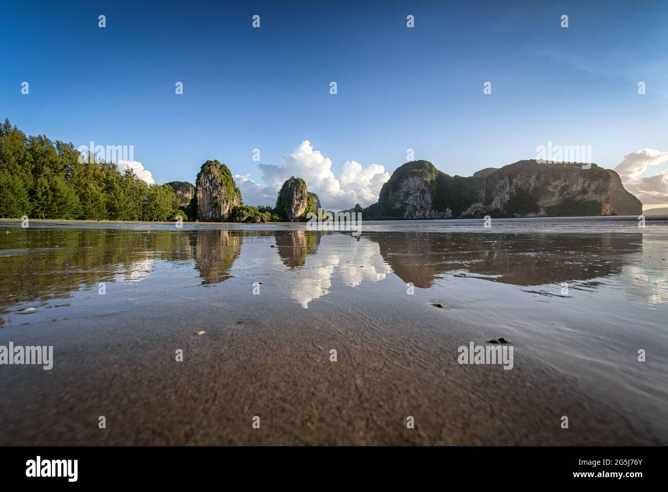 Le beau paysage de la plage de Rajamangala avec le reflet sur un ciel bleu clair à la province de Trang, en Thaïlande. Banque D'Images