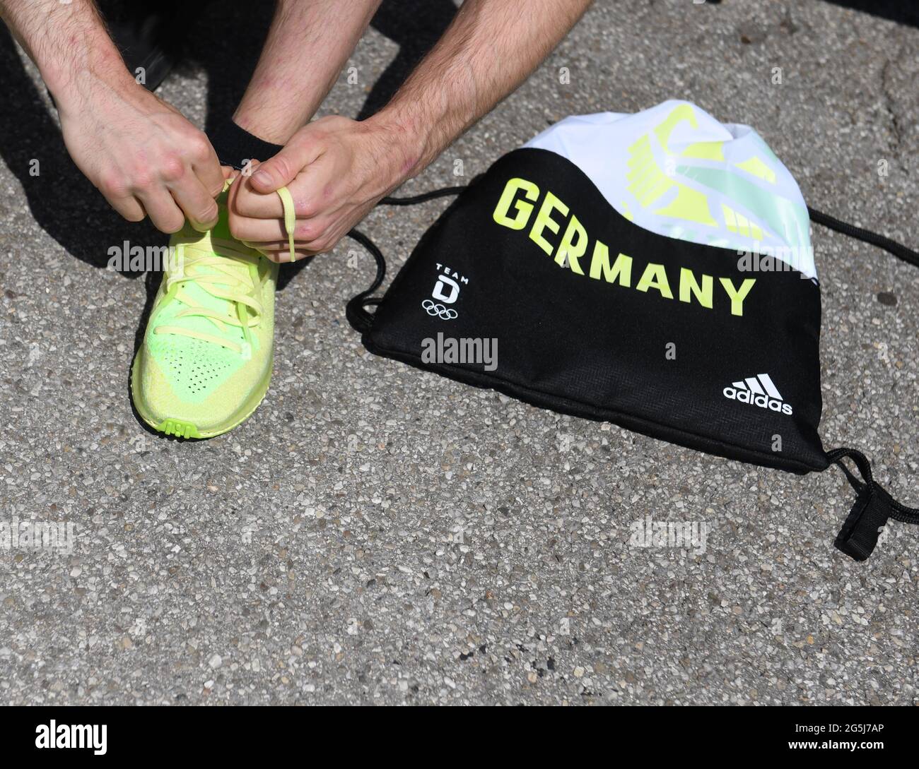 Munich, Allemagne. 28 juin 2021. L'alpiniste Jan Hojer essaie une chaussure tout en s'habillant dans l'équipe olympique allemande. Credit: Angelika Warmuth/dpa/Alamy Live News Banque D'Images