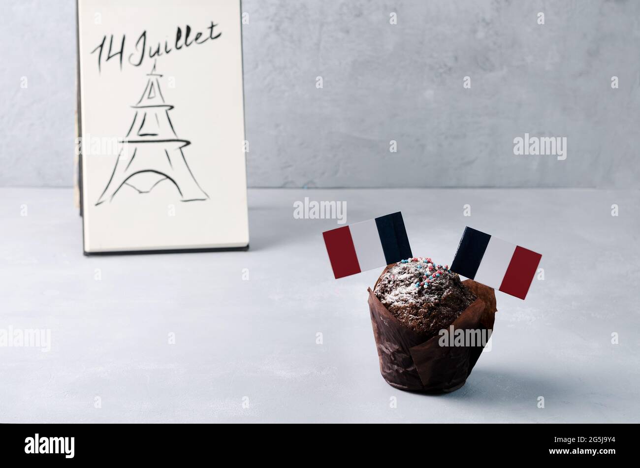 Gateau Au Chocolat Au Muffin Avec Le Drapeau De La France En L Honneur De La Bastille Photo Stock Alamy