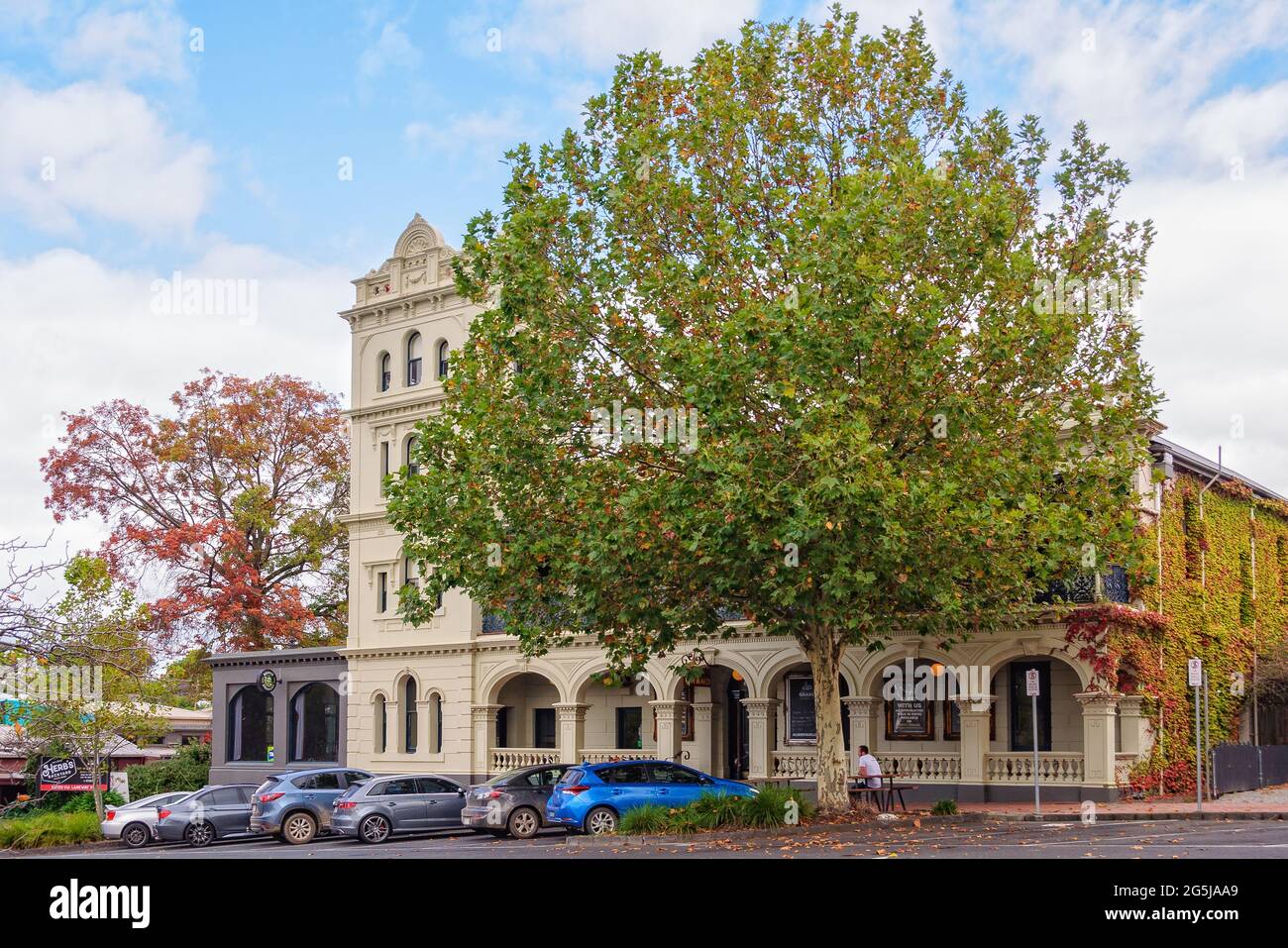 Le premier Yarra Valley Grand Hotel a été construit en 1888 et la tour Italianate de quatre étages a été ajoutée par la suite - Yarra Glen, Australie Banque D'Images