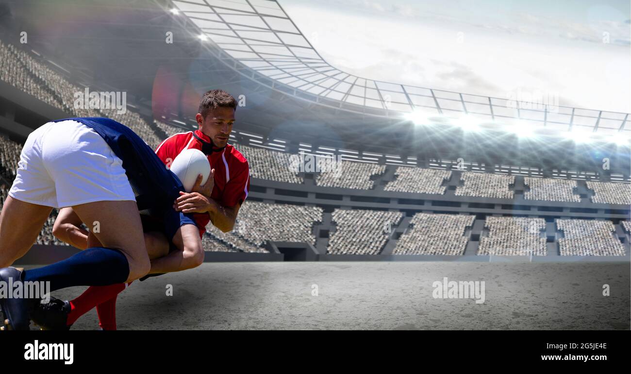 Composition d'une équipe de rugby masculine jouant et tenant un ballon de rugby sur le terrain de sport Banque D'Images
