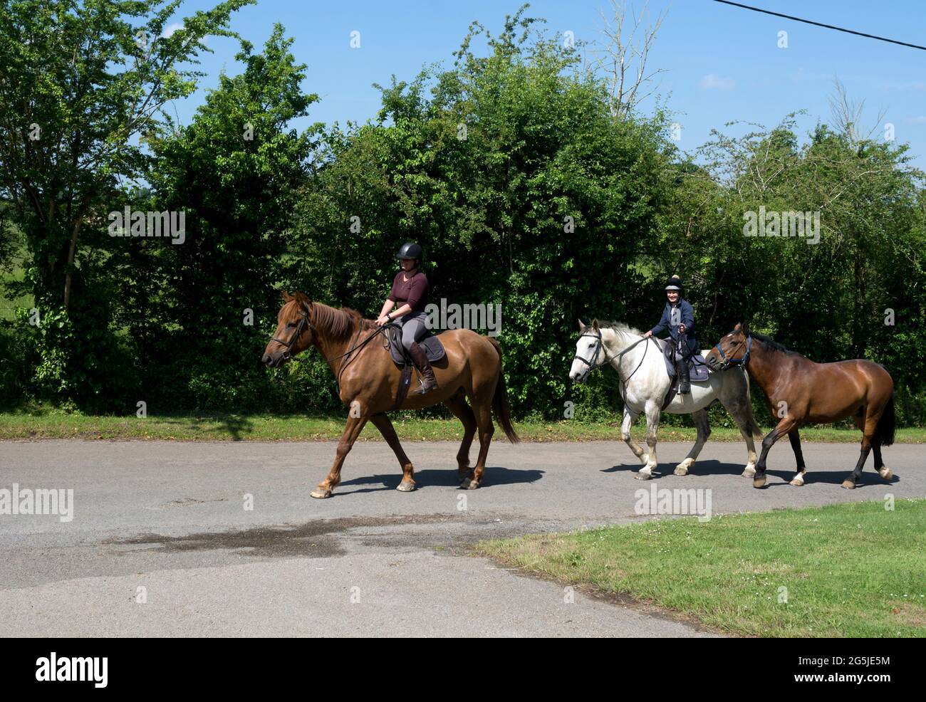Cavaliers dans le village de Radstone, Northamptonshire, Angleterre, Royaume-Uni Banque D'Images