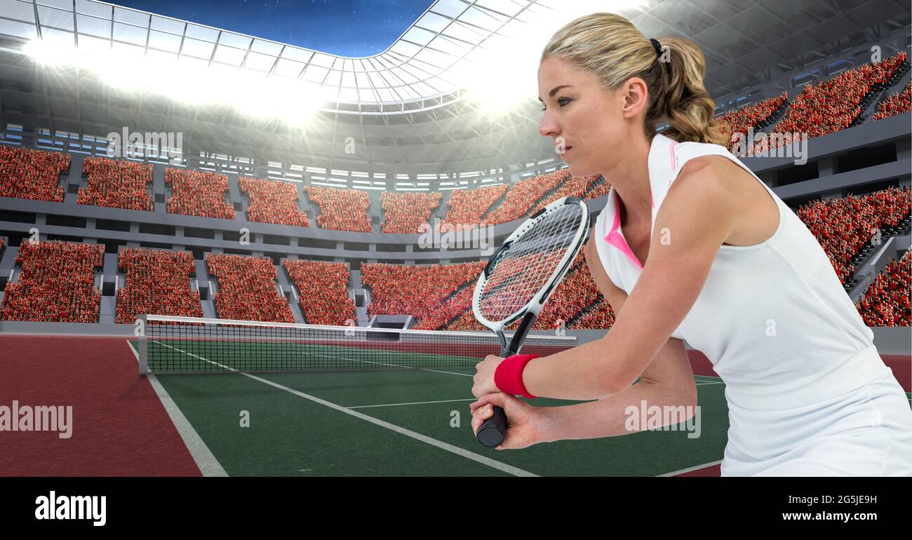 Composition d'une joueuse de tennis tenant une raquette de tennis sur le court de tennis Banque D'Images