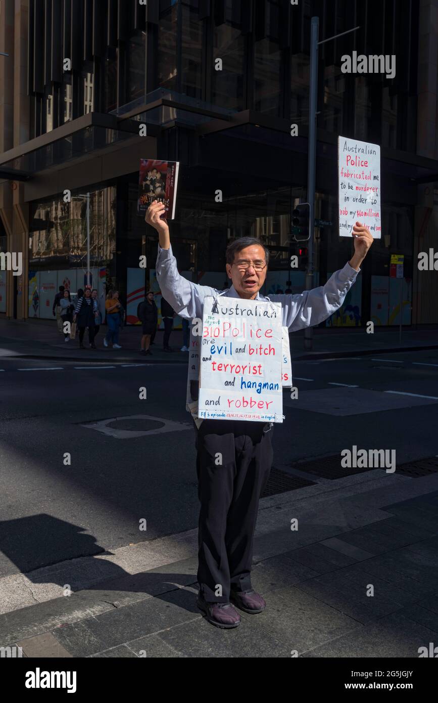 Un prêt de protestant chinois avec des pancartes à Pitt Street Mall, Sydney, Nouvelle-Galles du Sud, Australie Banque D'Images
