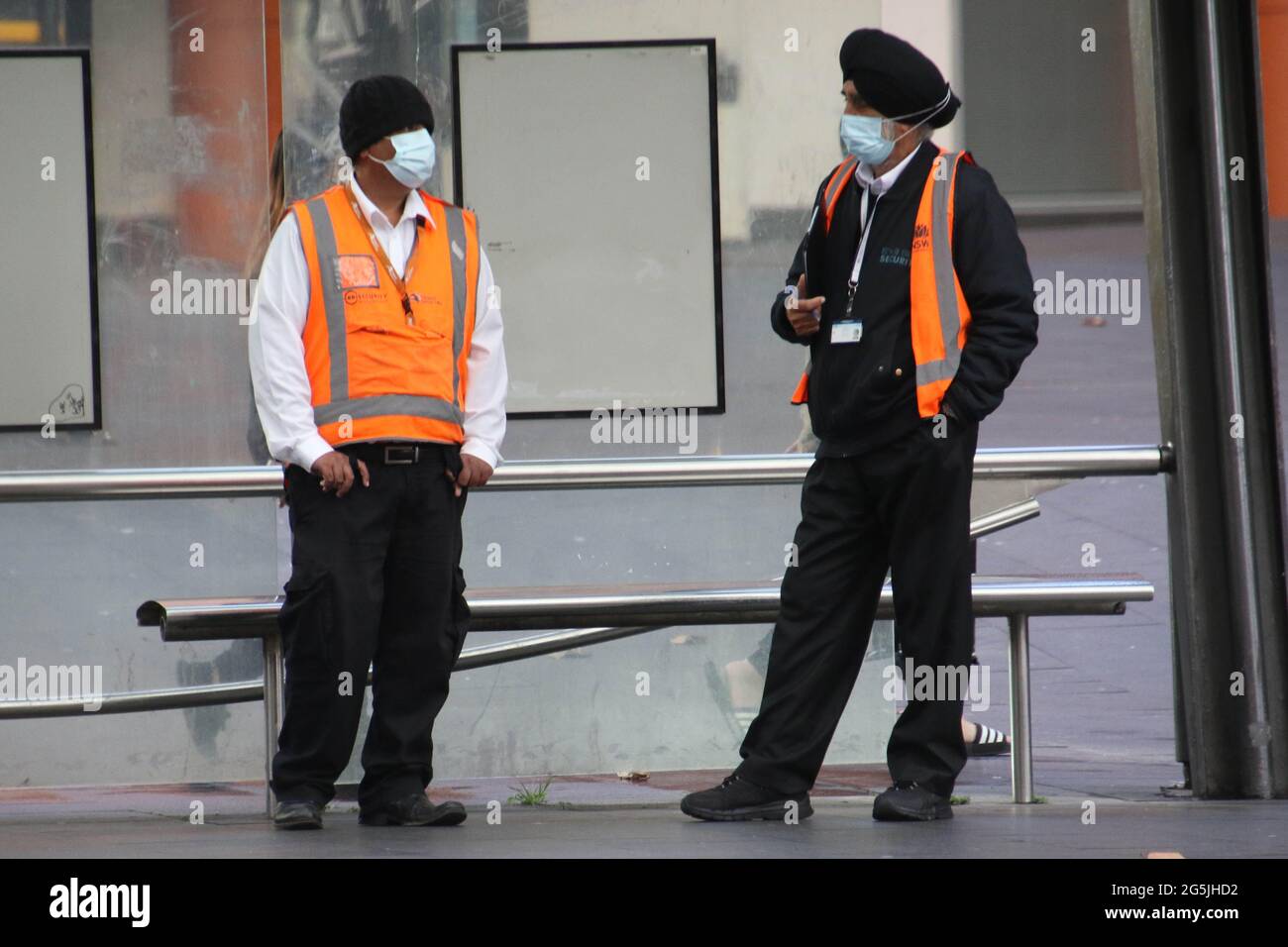 Sydney, Australie. 28 juin 2021. Les ordonnances de séjour à domicile s'appliquent au grand Sydney après une éclosion de Covid-19 (coronavirus). Le verrouillage de deux semaines avec commandes de séjour à la maison durera jusqu'à minuit, le vendredi 9 juillet. Photo : marshals de bus portant des masques. Credit: Richard Milnes/Alamy Live News Banque D'Images