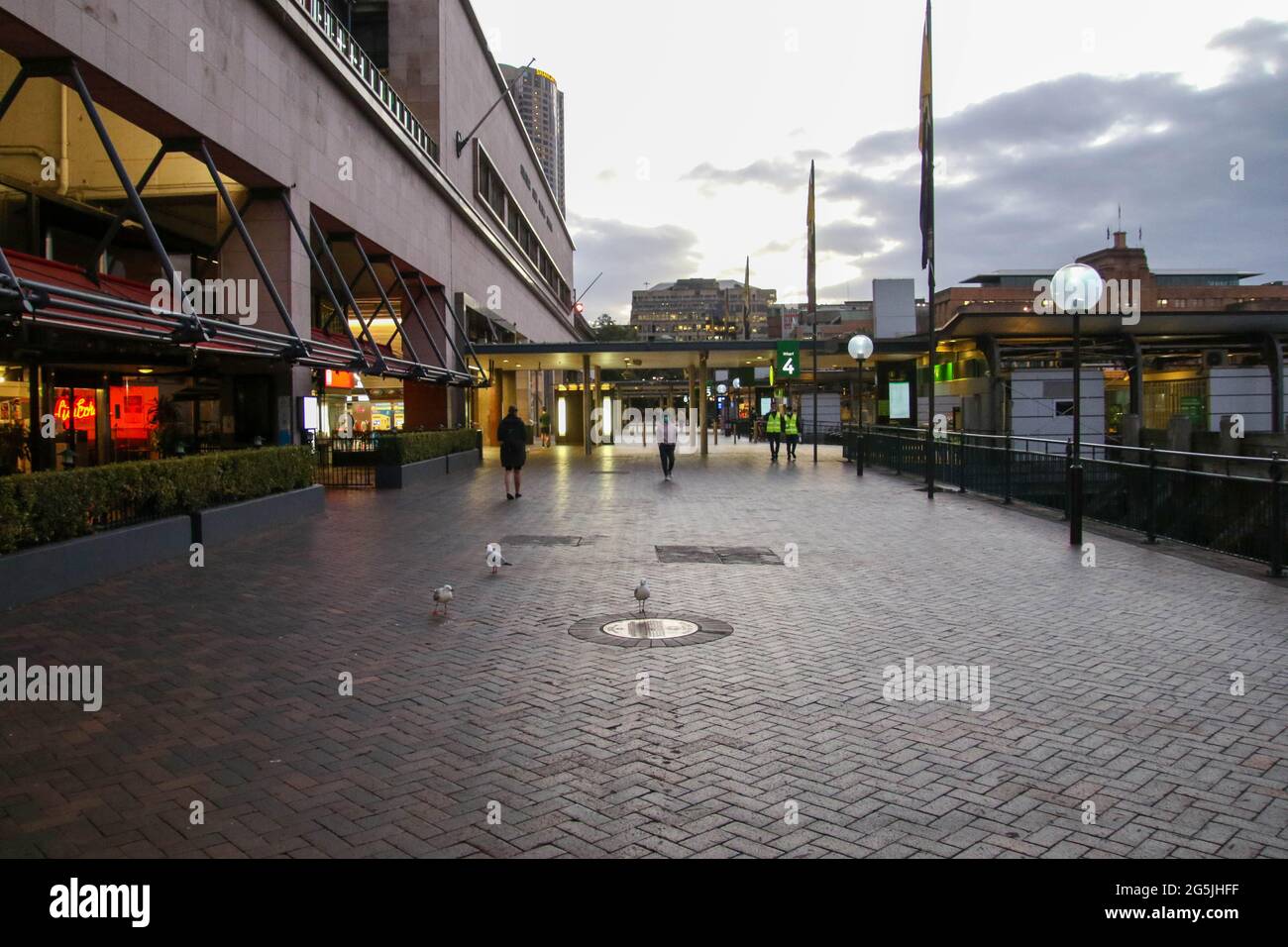 Sydney, Australie. 28 juin 2021. Les ordonnances de séjour à domicile s'appliquent au grand Sydney après une éclosion de Covid-19 (coronavirus). Le verrouillage de deux semaines avec commandes de séjour à la maison durera jusqu'à minuit, le vendredi 9 juillet. Photo : le quai du traversier de Circular Quay est presque déserté pendant l'heure de pointe en soirée pendant le confinement. Credit: Richard Milnes/Alamy Live News Banque D'Images