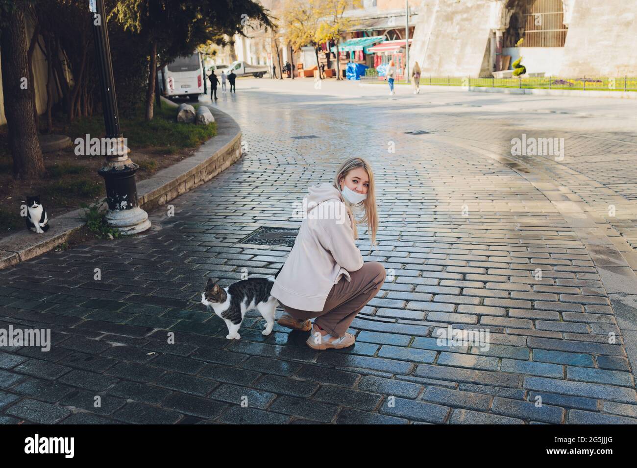 Portrait d'une jeune femme jouant avec un chat en ville rue Banque D'Images