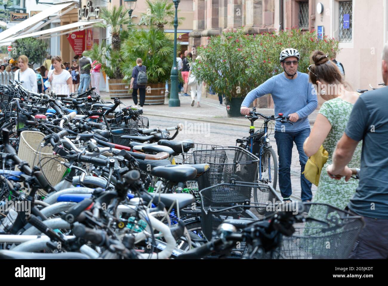 Freiburg im Breisgau, Allemagne, 26 juin 2021: Il y a des tonnes de bicyclettes garées dans la Bertoldstrasse. De nombreux visiteurs entrent en ville à vélo. Banque D'Images