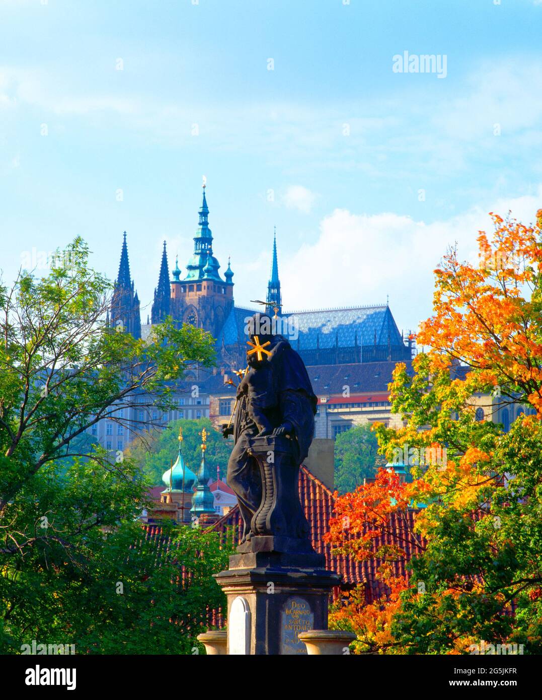 République tchèque, Prague, vue du pont Charles, de la cathédrale Saint-Vitus, de la mosquée et de la statue de Saint-Antonio, Banque D'Images