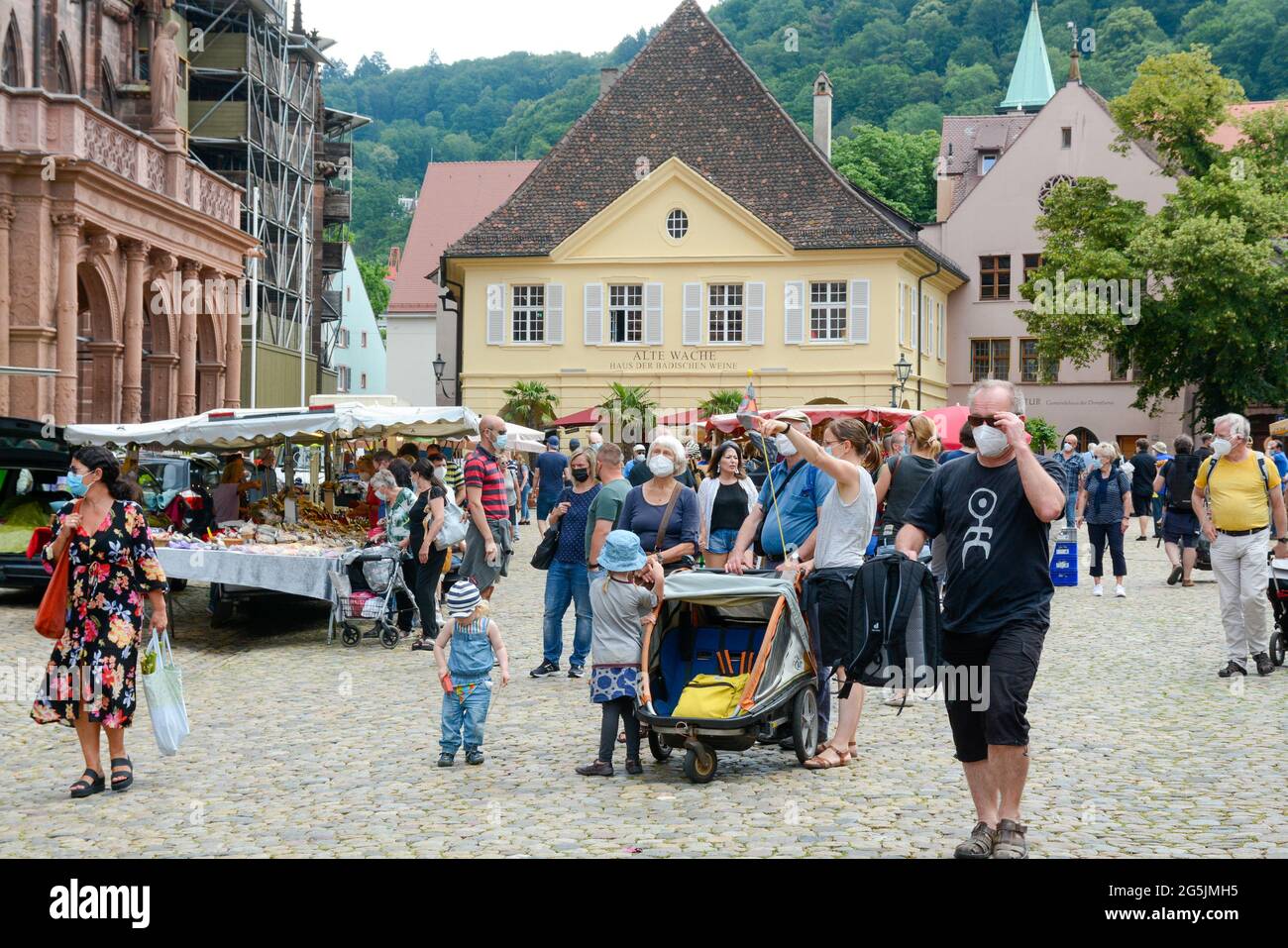 Freiburg im Breisgau, Allemagne, 26 juin 2021: Le marché hebdomadaire de Münsterplatz est très bien fréquenté samedi. La plupart des visiteurs portent des masques. Banque D'Images