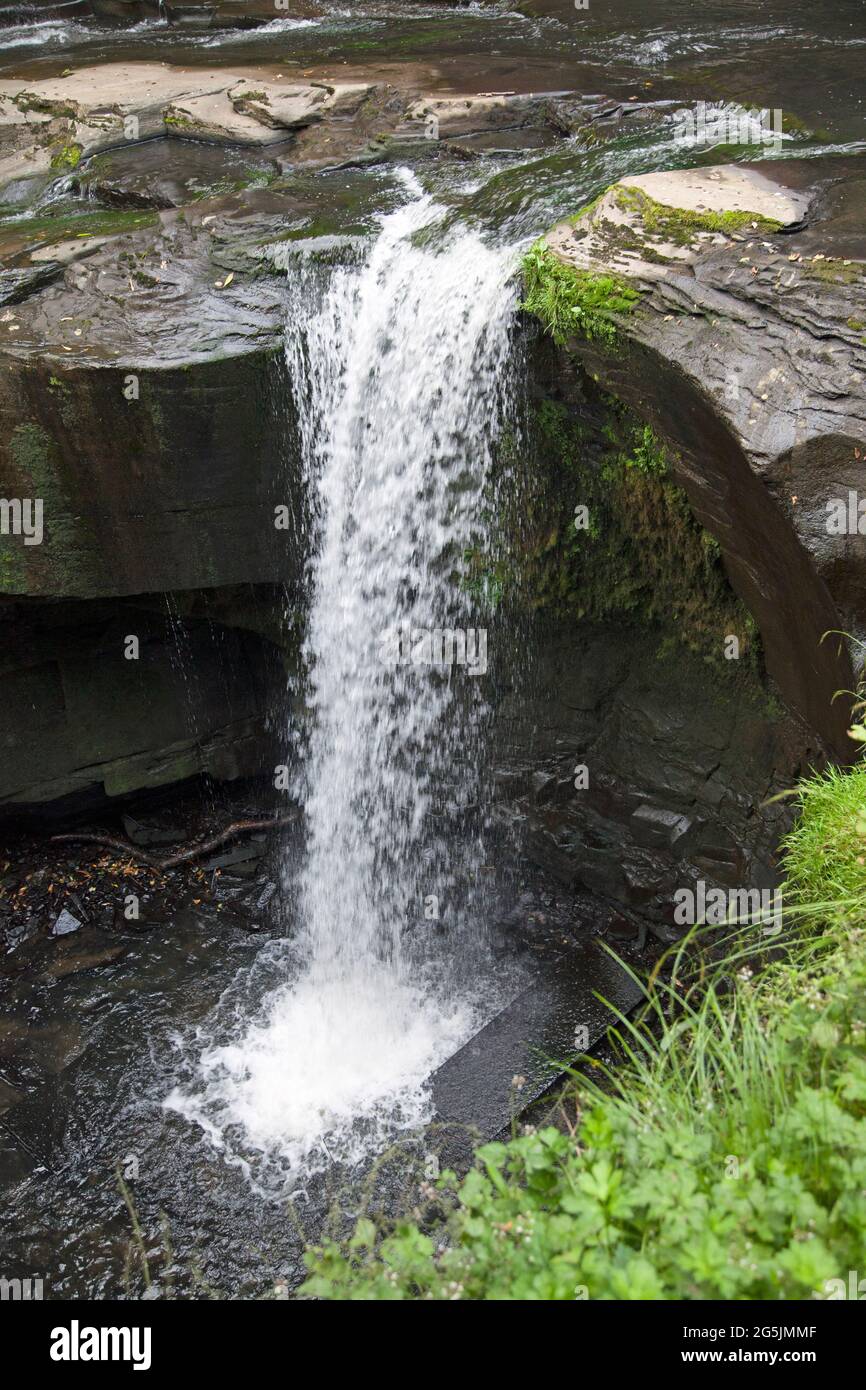 L'eau s'écoulant au-dessus d'une cascade, Aberdulais, Neath, pays de Galles, prise avec une vitesse d'obturation normale et rapide pour geler l'eau alors qu'elle descend en cascade dans une piscine Banque D'Images