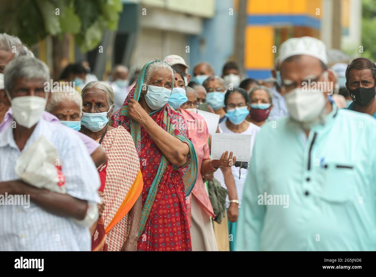 Colombo, Sri Lanka. 28 juin 2021. Un groupe de personnes âgées reçoit la deuxième dose du vaccin Oxford-Astra-Zeneca COVID-19 dans un centre de vaccination temporaire à Colombo, au Sri Lanka, le 28 juin 2021. (Photo de Saman Abesiriwardana/Pacific Press) crédit: Pacific Press Media production Corp./Alay Live News Banque D'Images