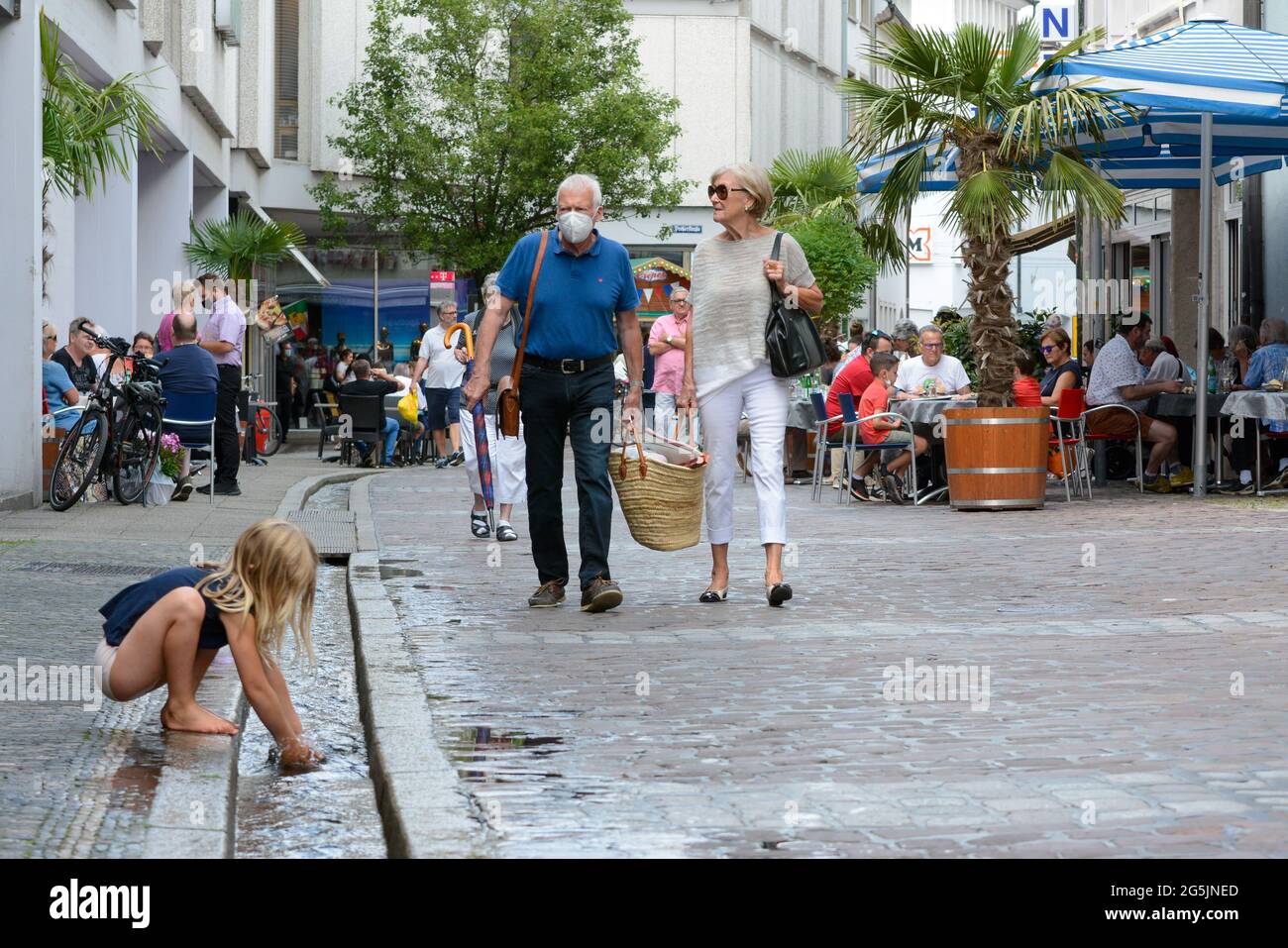 Freiburg im Breisgau, Allemagne, 26 juin 2021: La »Bächle« qui traverse toute la vieille ville attire un enfant à jouer un samedi. Les passeurs-b. Banque D'Images