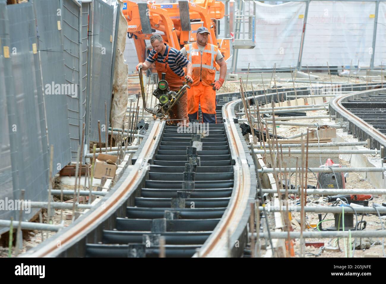 Freiburg im Breisgau, Allemagne, 26 juin 2021 : les voies ferrées de la zone piétonne à l'arrêt Oberlinden sont en cours de rénovation. Banque D'Images