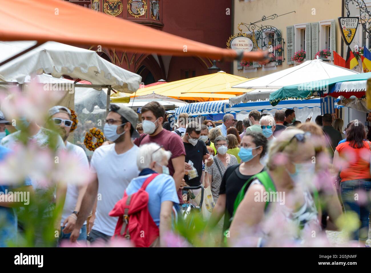 Freiburg im Breisgau, Allemagne, 26 juin 2021: Le marché hebdomadaire de Münsterplatz est très bien fréquenté samedi. La plupart des visiteurs portent des masques. Banque D'Images