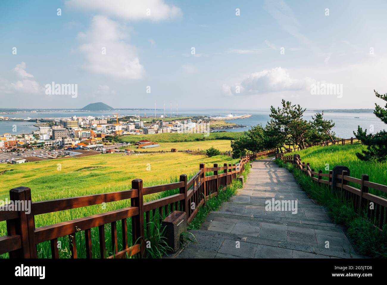 Vue sur le village de bord de mer de Seongsan Ilchulbong Tuff Cone dans l'île de Jeju, en Corée Banque D'Images