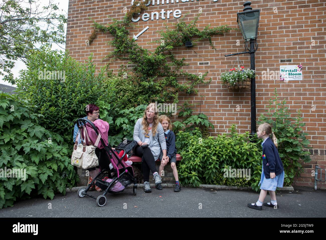 Alison Guest (à gauche) et Polly Morris (à droite) s'assoient dans le jardin du souvenir à l'extérieur de la bibliothèque publique de Birstall où le député de JO Cox a été assassiné. Élection partielle de Batley et de spen 2021 Banque D'Images
