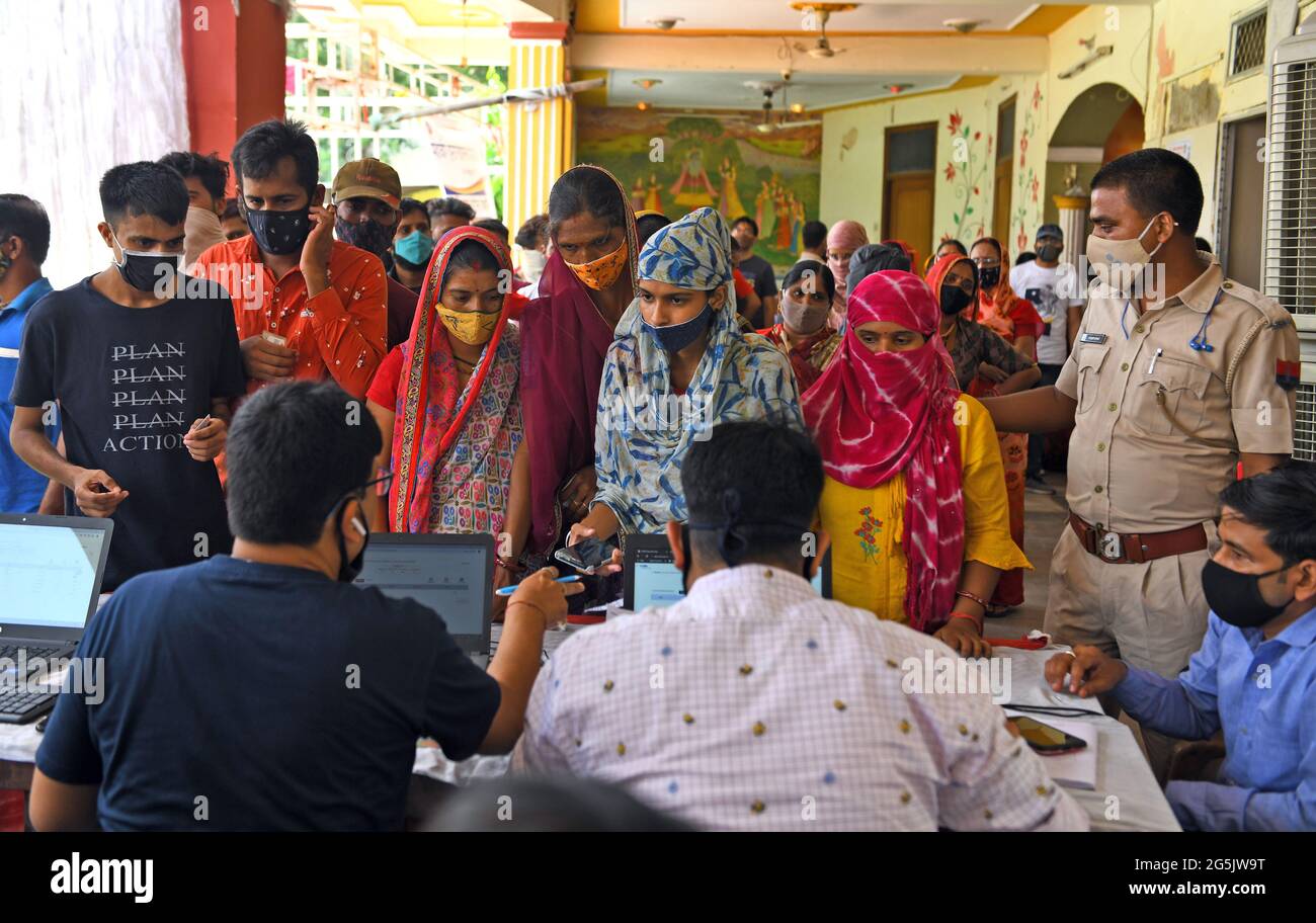 Les agents de santé prennent les détails des résidents pour le vaccin COVID-19 lors d'une campagne de vaccination spéciale dans un centre de vaccination à Beawar. Le premier cas de la variante Delta-plus du coronavirus au Rajasthan a été trouvé à Bikaner, en Inde, le 27 juin 2021. L'échantillon d'une femme qui a été testée positive pour le coronavirus a été envoyé à l'Institut national de virologie de Pune le 30 mai pour le séquençage du génome et son rapport d'essai a eu lieu le 25 juin. Au total, 48 cas de Delta plus et quatre décès ont été signalés dans 10 États de l'Inde. (Photo de Sumit Saraswat/Pacific Press/Sipa USA) Banque D'Images