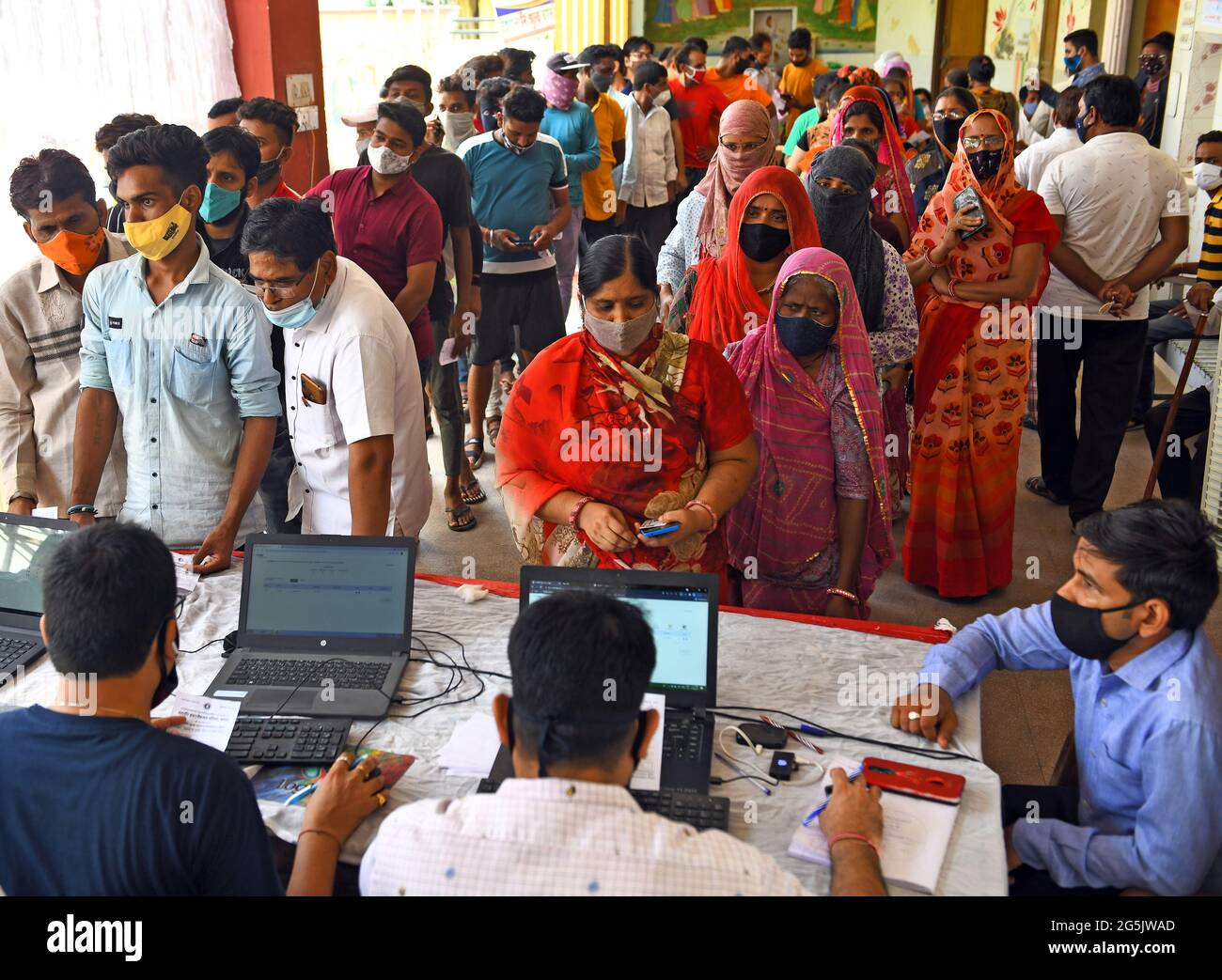 Les bénéficiaires sont en file d'attente pour recevoir le vaccin COVID-19 lors d'une campagne de vaccination spéciale dans un centre de vaccination de Beawar. Le premier cas de la variante Delta-plus du coronavirus au Rajasthan a été trouvé à Bikaner, en Inde, le 27 juin 2021. L'échantillon d'une femme qui a été testée positive pour le coronavirus a été envoyé à l'Institut national de virologie de Pune le 30 mai pour le séquençage du génome et son rapport d'essai a eu lieu le 25 juin. Au total, 48 cas de Delta plus et quatre décès ont été signalés dans 10 États de l'Inde. (Photo de Sumit Saraswat/Pacific Press/Sipa USA) Banque D'Images