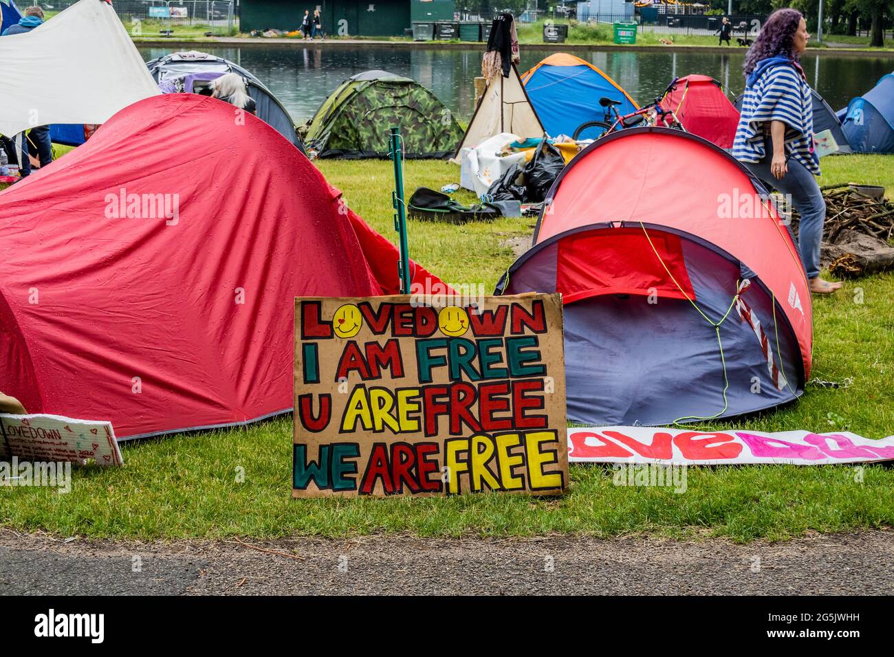 Londres, Royaume-Uni. 28 juin 2021. Lovedown, un petit camp de protestation anti-verrouillage et anti-vaccins passeports sur le bord du lac nautique sur Clapham Common. Crédit : Guy Bell/Alay Live News Banque D'Images