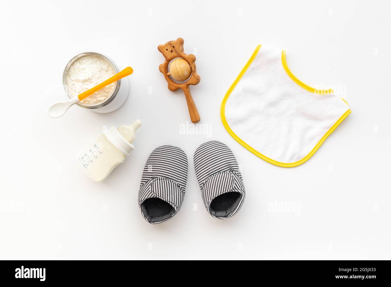 Lait pour bébé en bouteille avec du jouet et du lait en poudre Banque D'Images